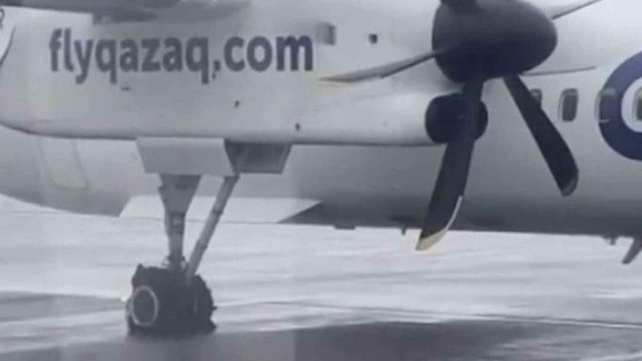 У самолета Qazaq Air лопнули шины: пилот рассказал подробности