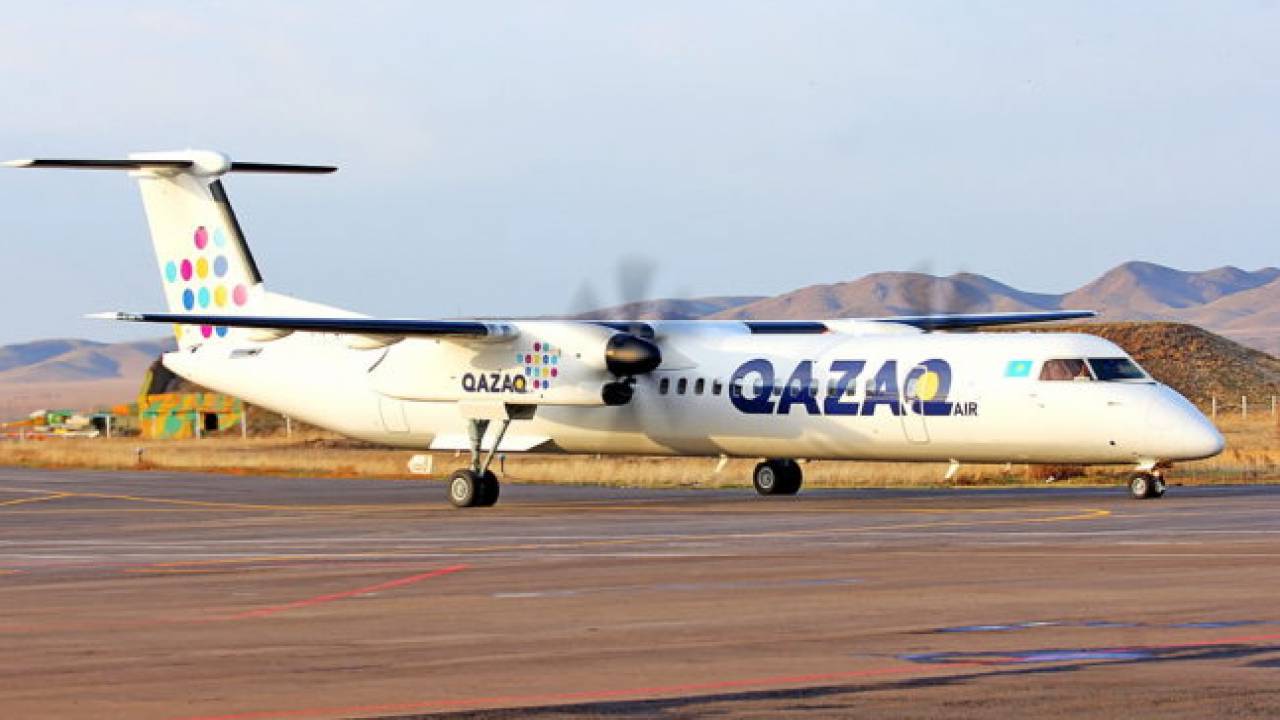У самолета Qazaq Air лопнули шины при посадке в аэропорту Алматы