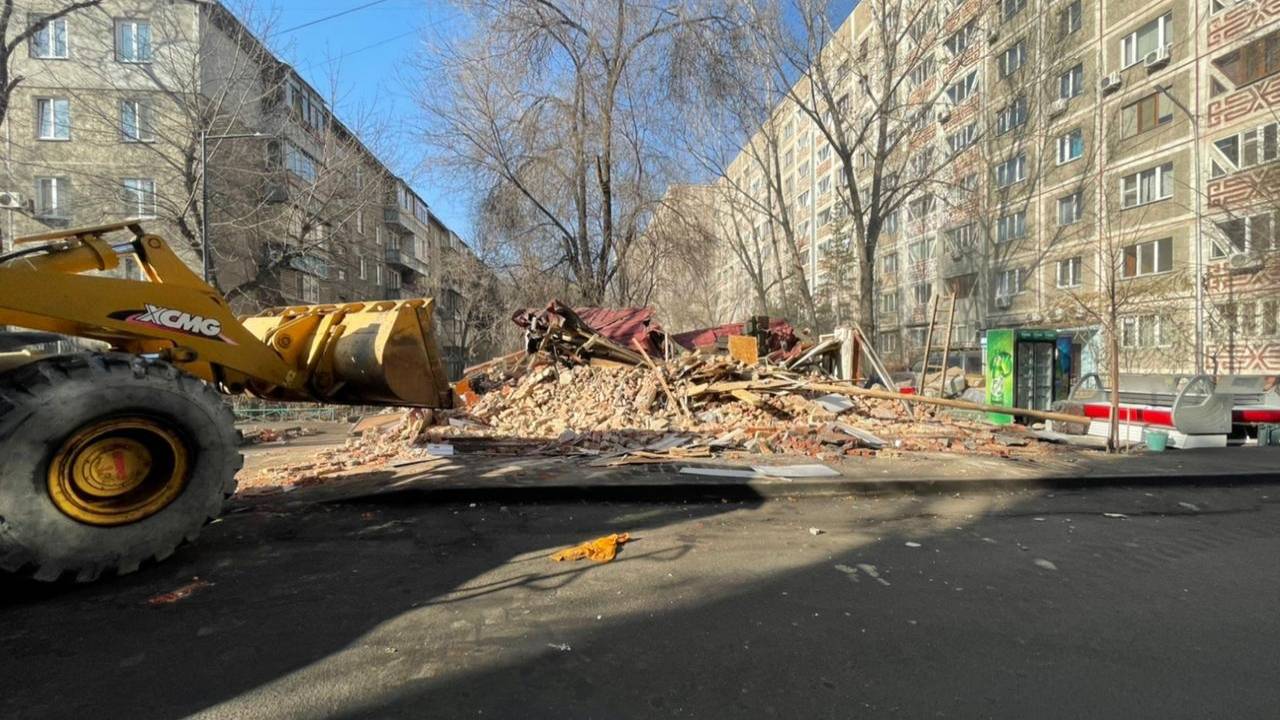 В Алматы снесли еще одну незаконную постройку