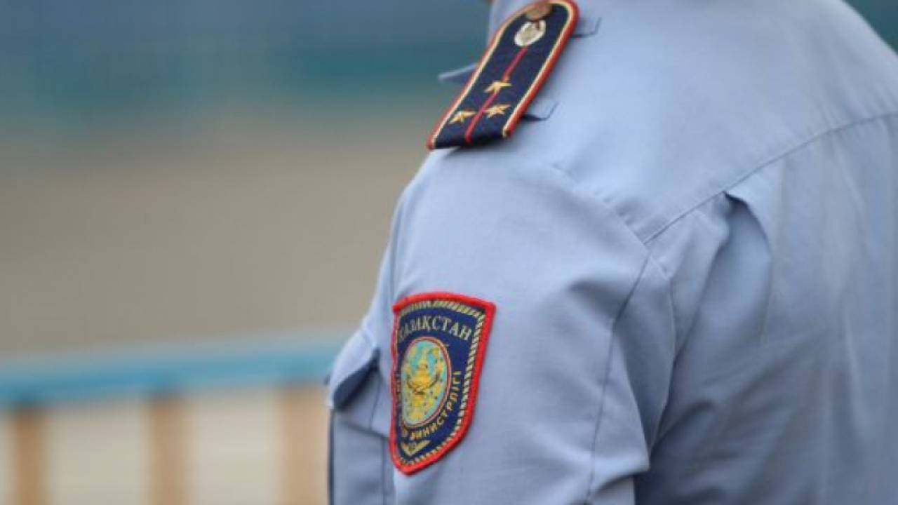 В Атырау полицейский вымогал деньги у узбекистанцев