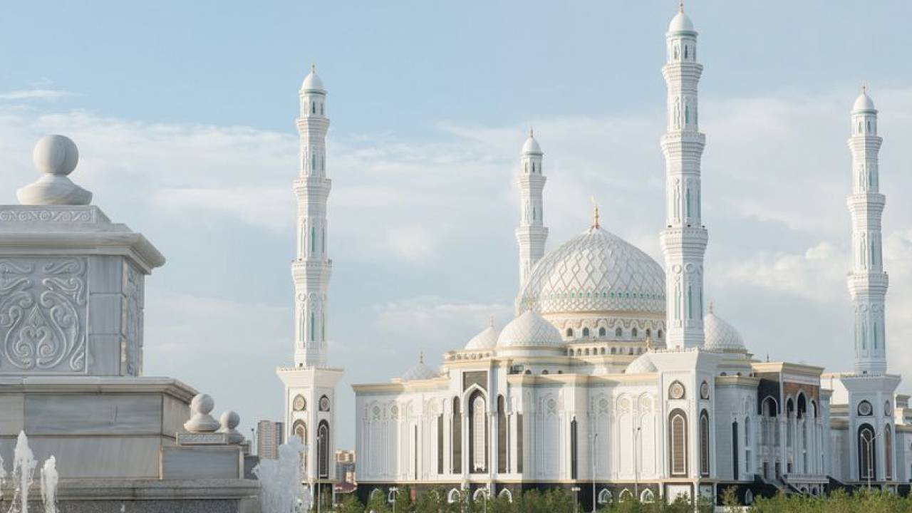 В Казахстане разрешили проводить коллективные намазы в мечетях