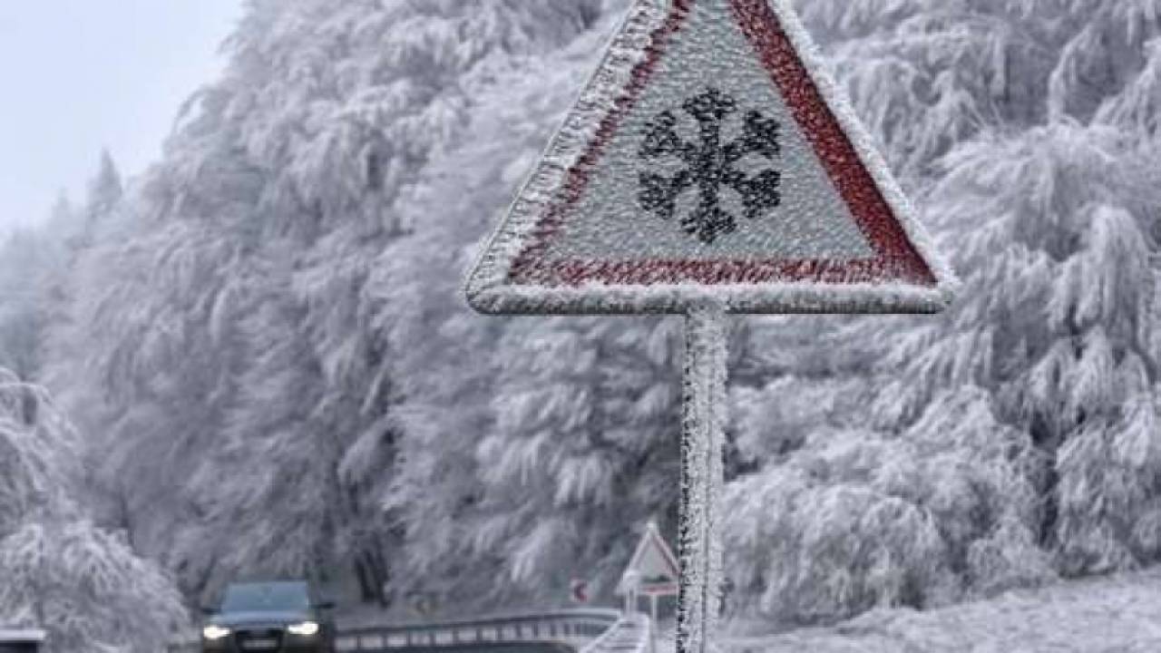 В столице и двух областях Казахстана закрыли дороги из-за метели