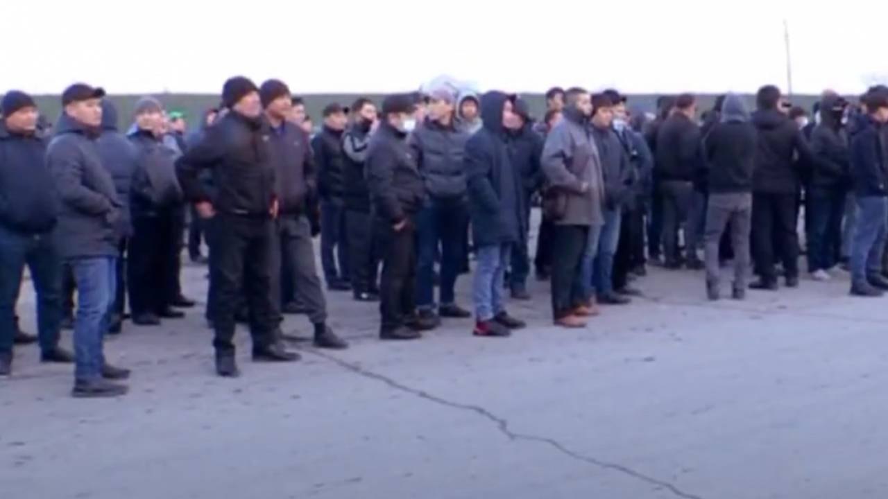 Водители и кондукторы 200 автобусов отказались выходить на работу в Шымкенте
