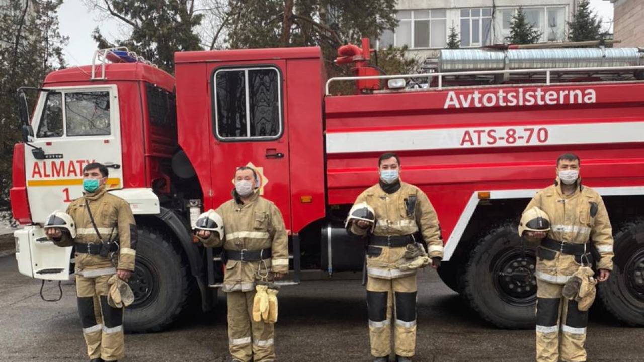 Женщину спасли из горящего магазина в Алматы