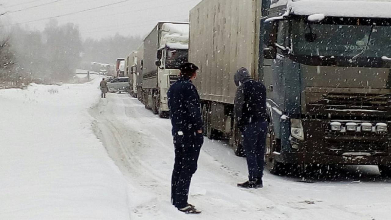 150 фур застряли на дороге из-за бурана в Акмолинской области