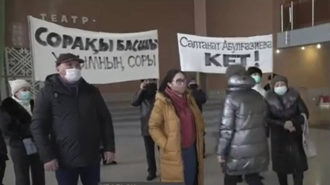 Артисты драмтеатра в Уральске требуют отставки директора