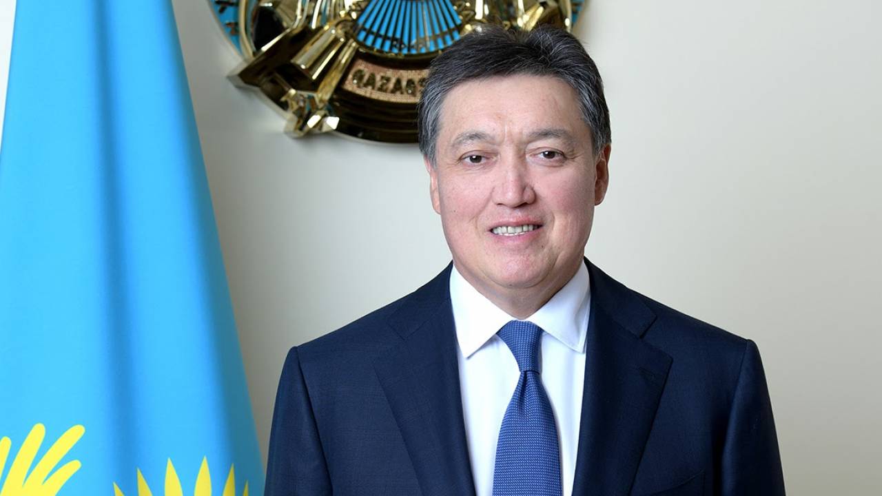 Аскар Мамин поздравил казахстанских женщин с 8 Марта
