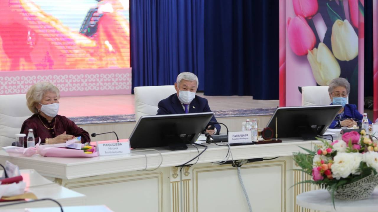 Бердибек Сапарбаев поздравил женщин с праздником