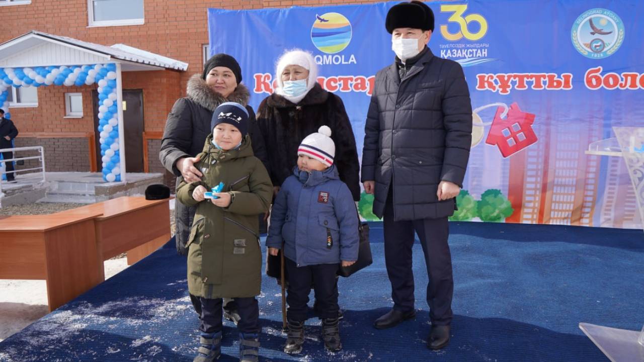 Более 100 семьям вручили ключи от квартир в Акмолинской области