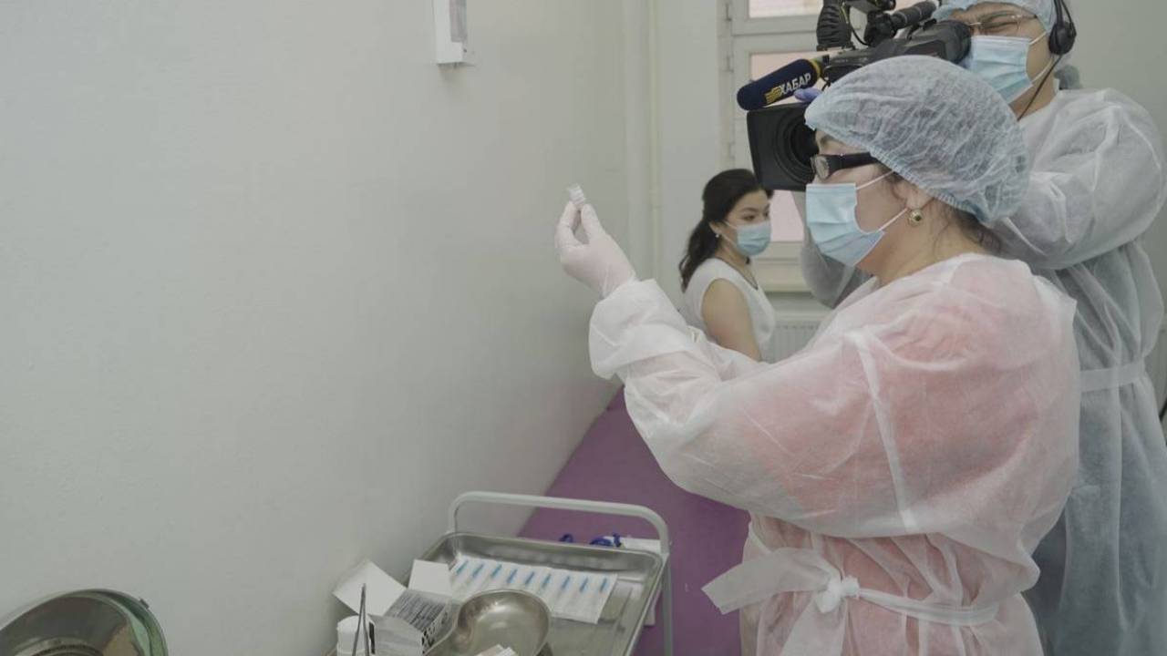 Более 30 тысяч казахстанцев привились вакциной от коронавируса - Минздрав