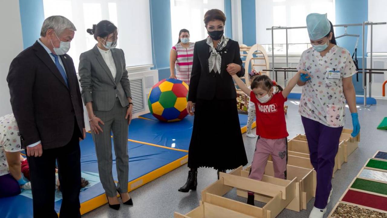 Дарига Назарбаева посетила реабилитационный центр "Қамқорлық" в Таразе