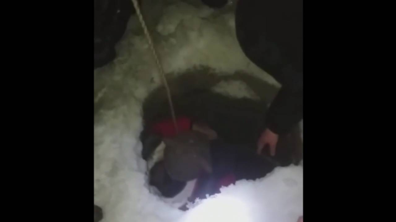 Девочка упала в канализационный колодец в Аксу