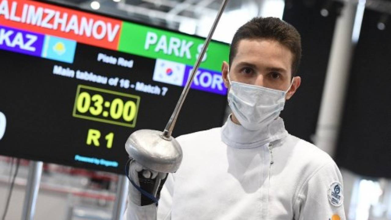 Казахстанец стал призером Кубка мира по фехтованию на шпаге