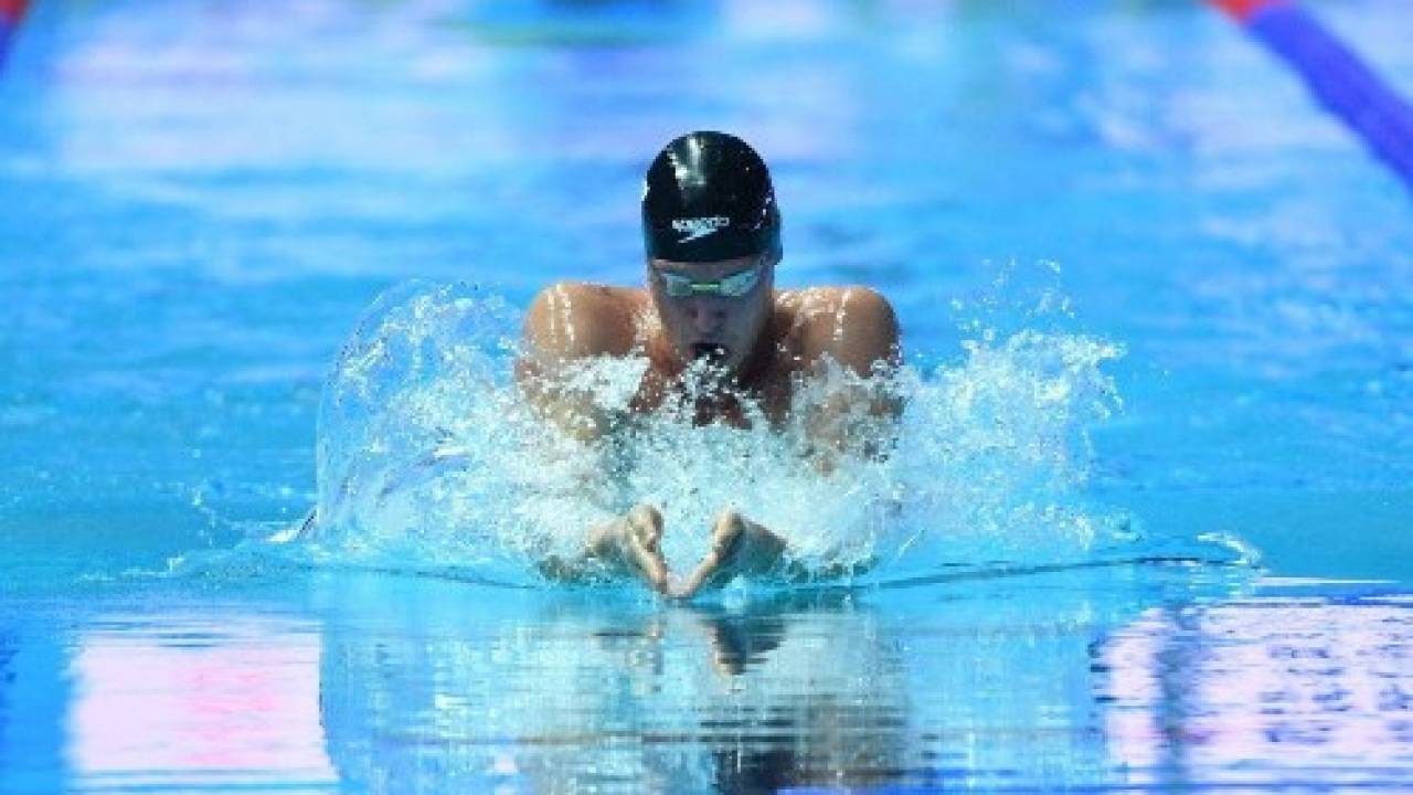 Казахстанский пловец завоевал "золото" на турнире в Турции