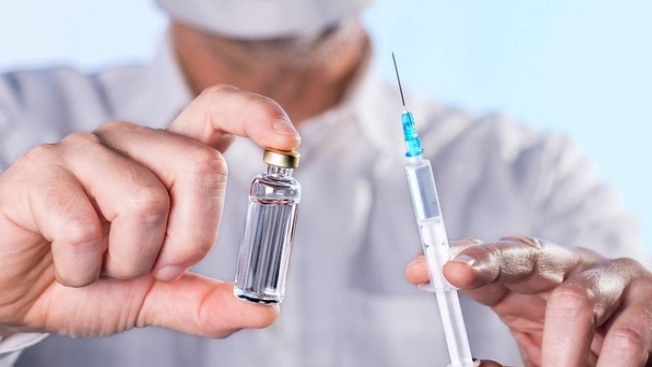 Людей старше 65 лет начнут вакцинировать от коронавируса в апреле