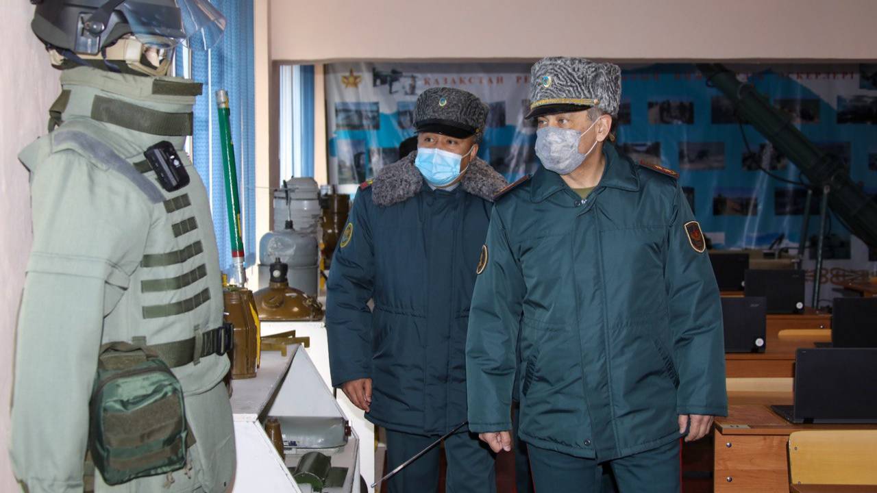 Министр обороны посетил Военный институт Сухопутных войск в Алматы