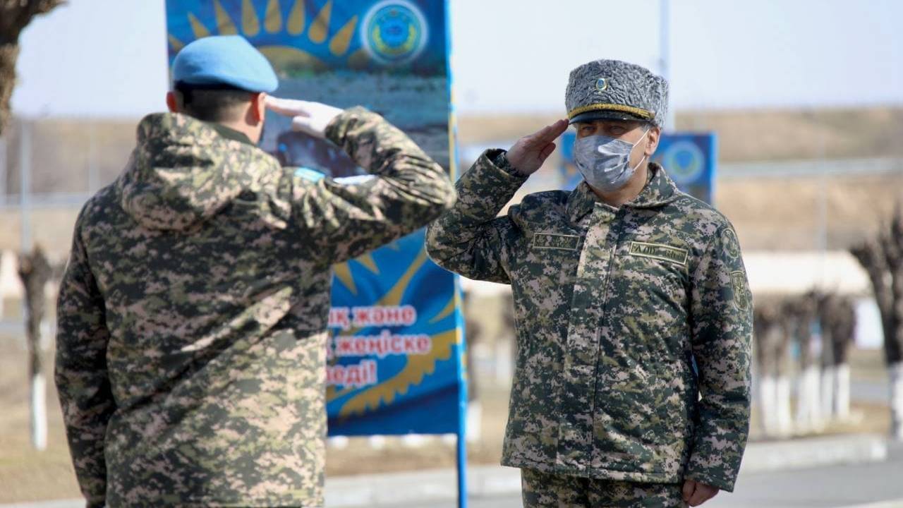 Министр обороны встретился с казахстанскими миротворцами