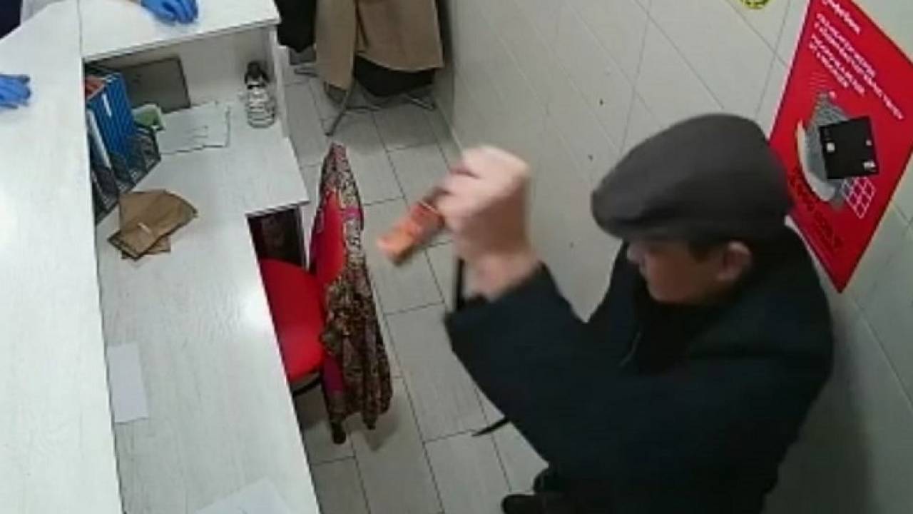 Мужчина с ножом ворвался в актаускую стоматологию и украл из кассы деньги