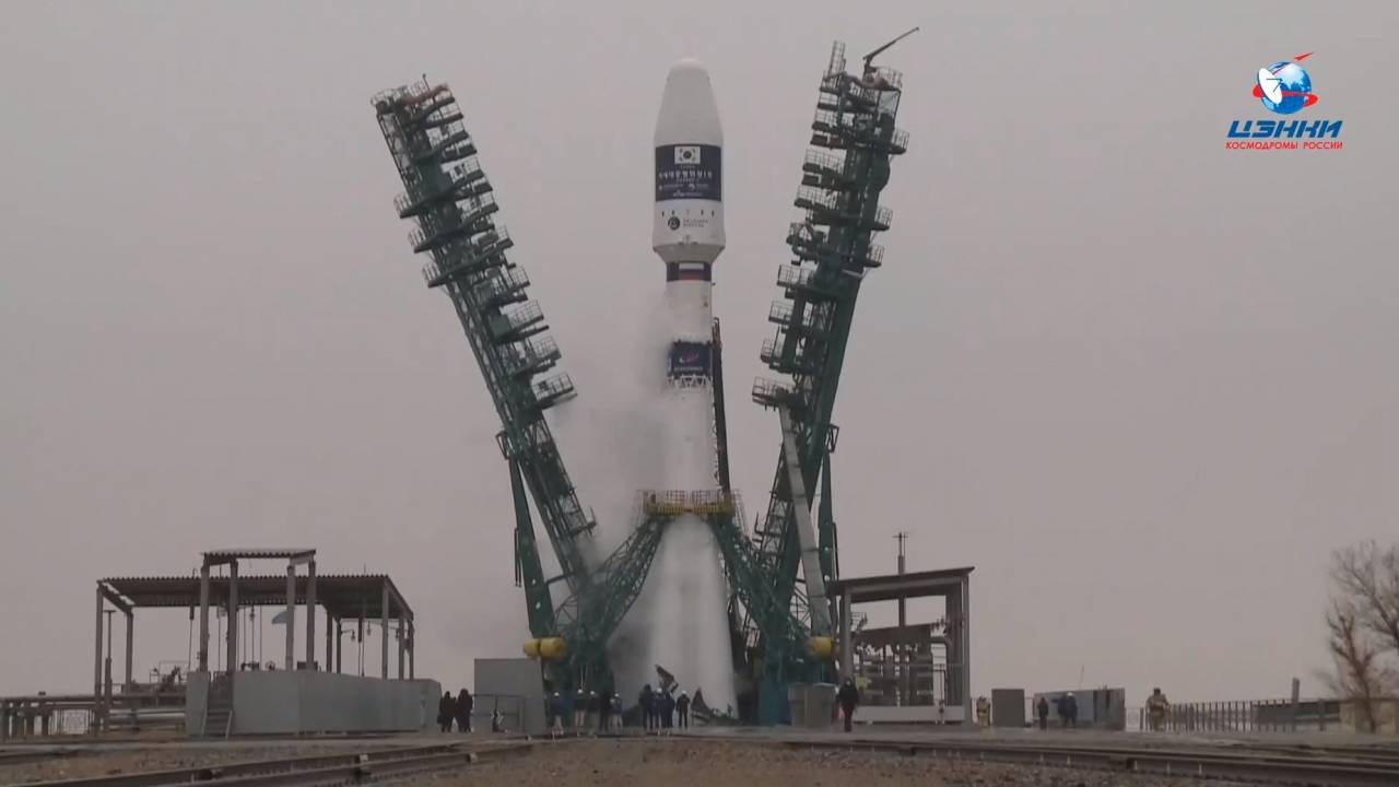 На Байконуре стартовал запуск ракеты "Союз-2.1а" с 38 спутниками