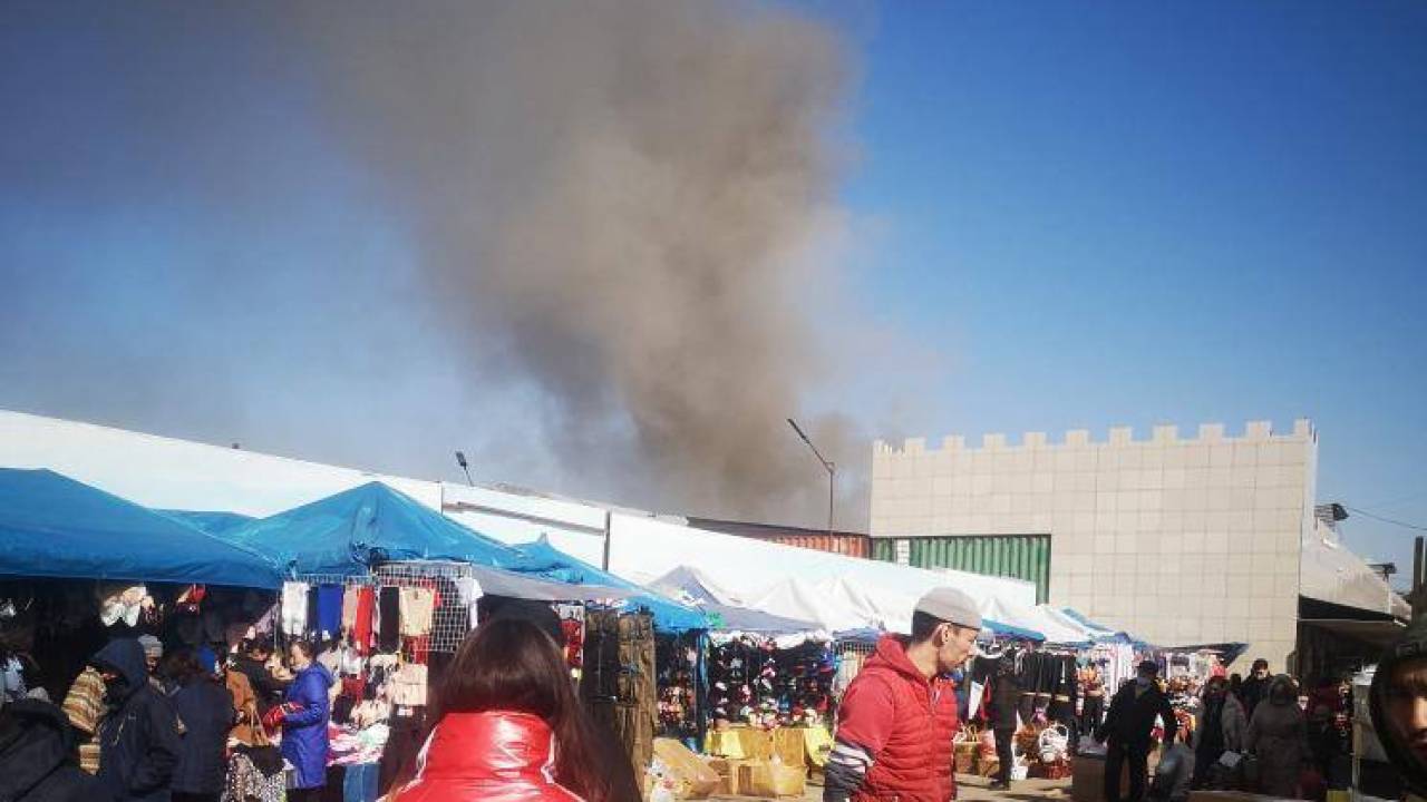 На "барахолке" в Алматы произошел пожар