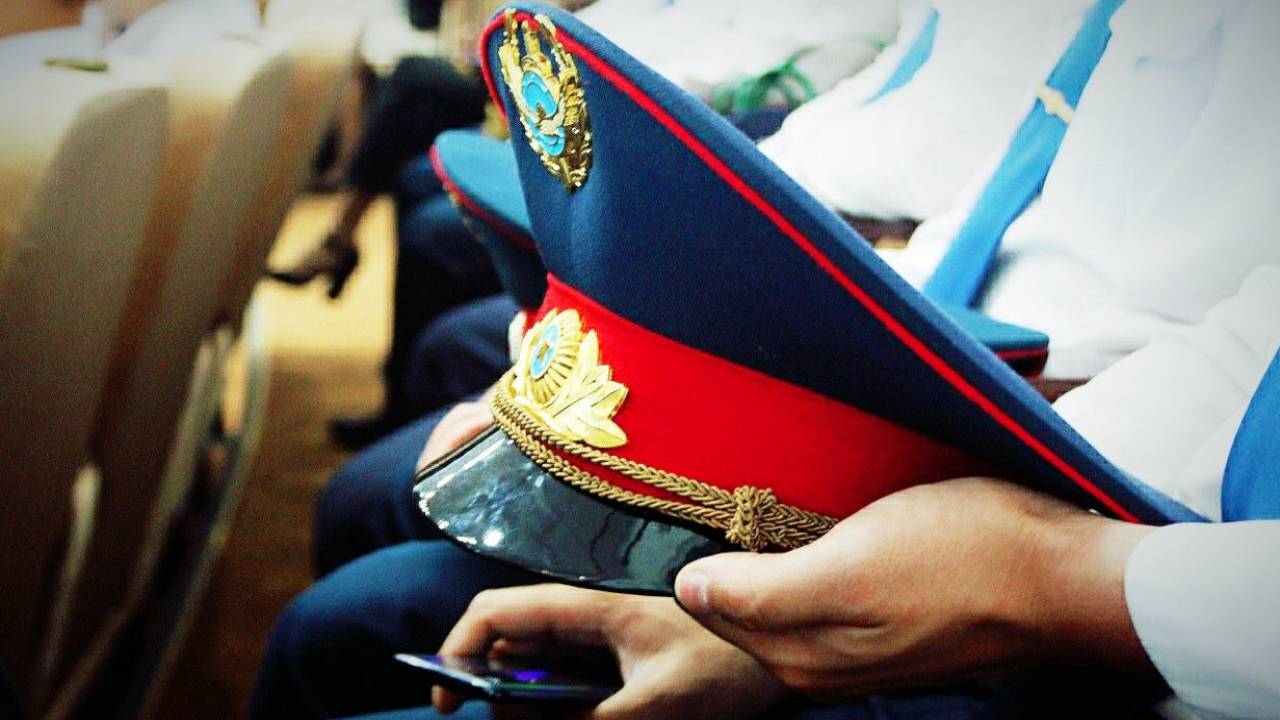 Началась вакцинация учителей и полицейских в Алматы