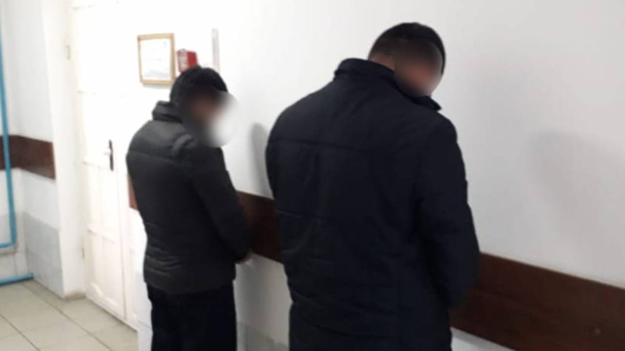 Налетчики в масках связали диспетчера и украли сейф из офиса в Туркестанской области 