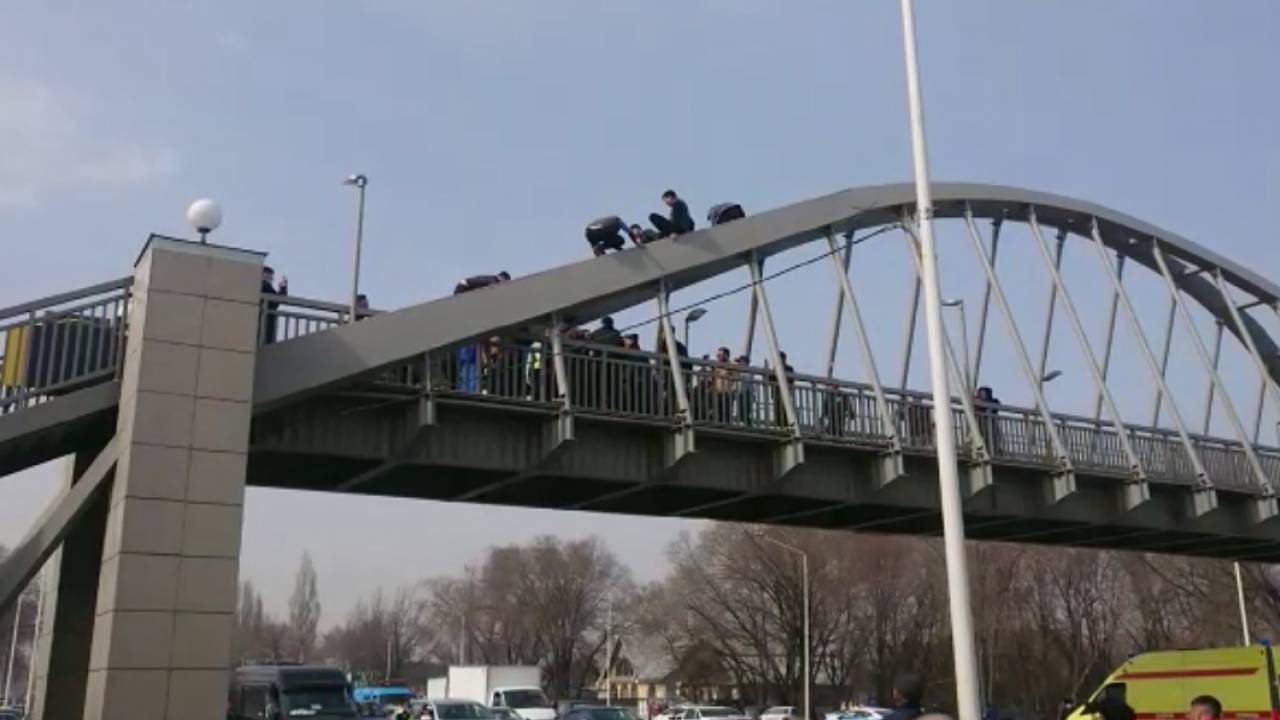 Неизвестный герой залез на мост и предотвратил суицид в Алматы
