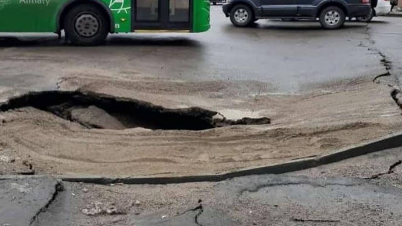Огромная яма в центре Алматы: власти назвали причину произошедшего