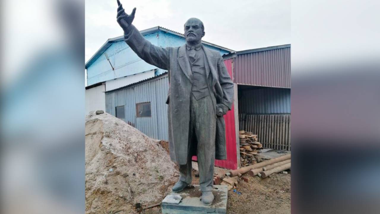 Почти за 9 млн тенге продают трехметровый памятник Ленину в Петропавловске