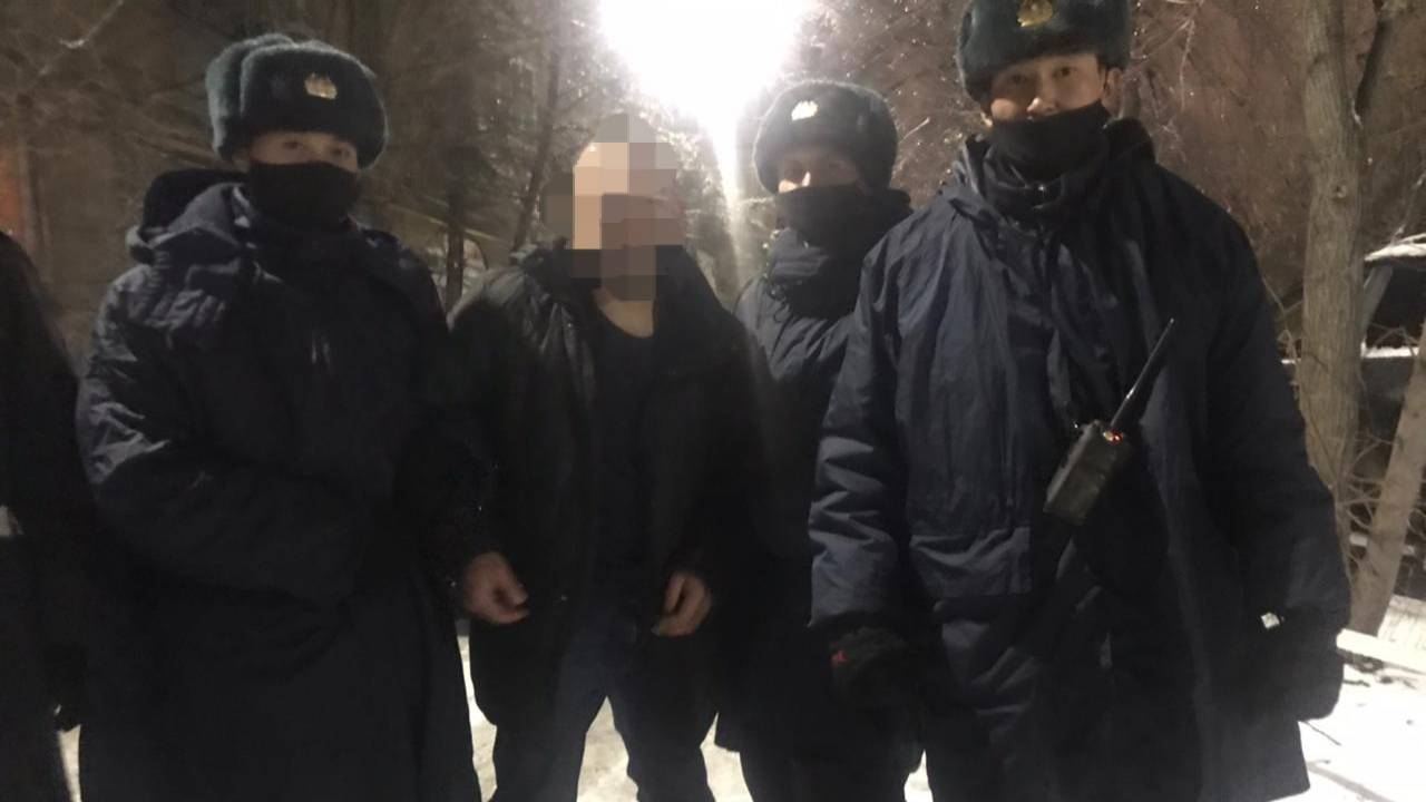 Появилось видео задержания пьяного мужчины с боевыми патронами в Алматы 