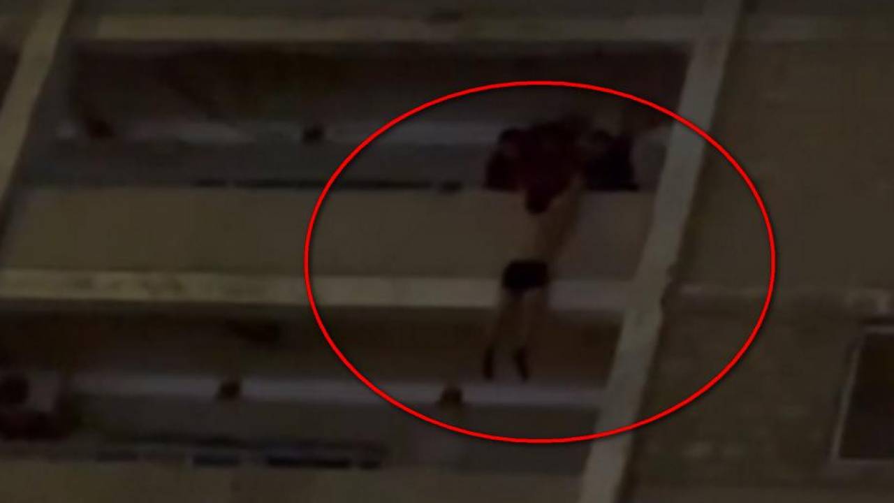 Раздетый мужчина повис на балконе восьмого этажа в Актау