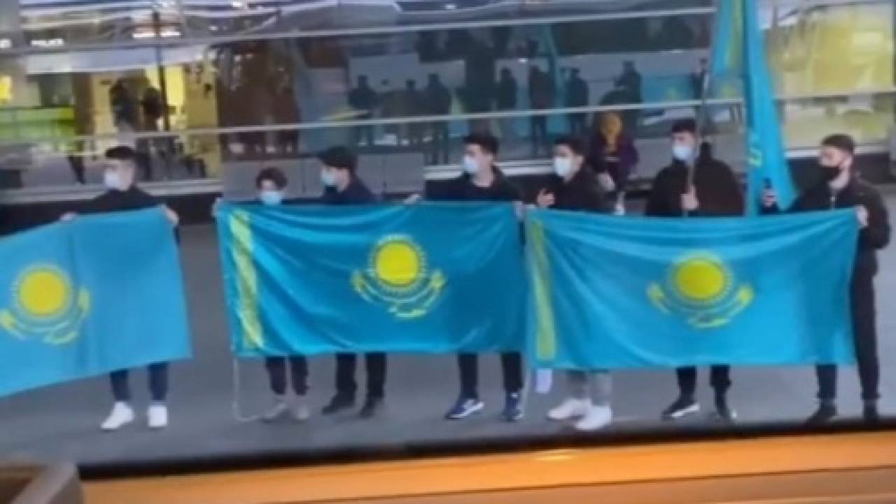 С флагами РК: Сборную Казахстана горячо встретили в Киеве