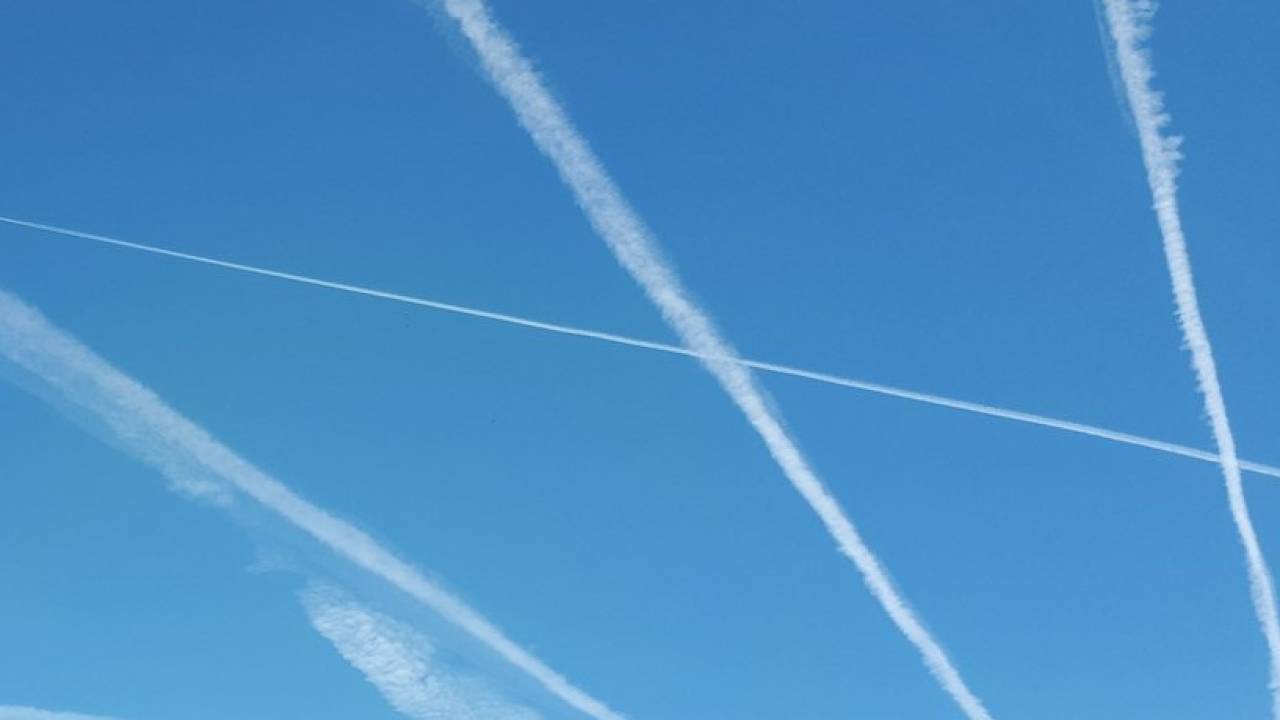 Самолетами с химикатами пугают друг друга карагандинцы