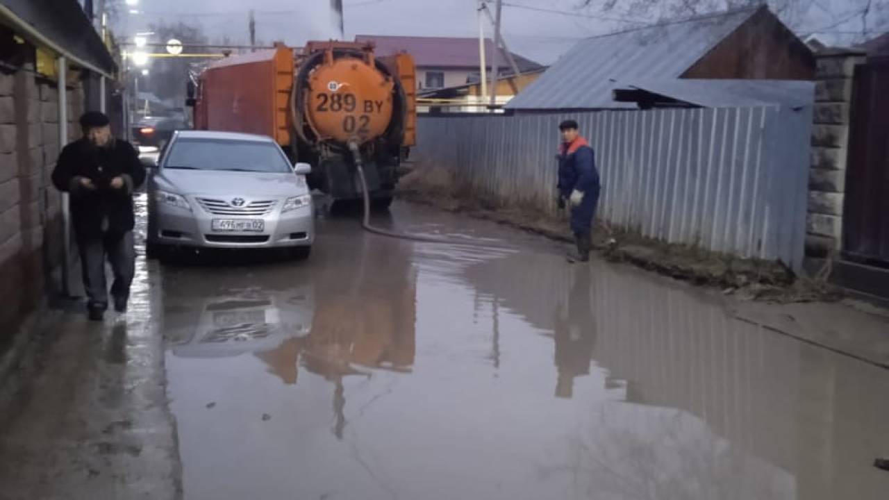Случаи подтопления домов зарегистрированы в нескольких районах Алматы