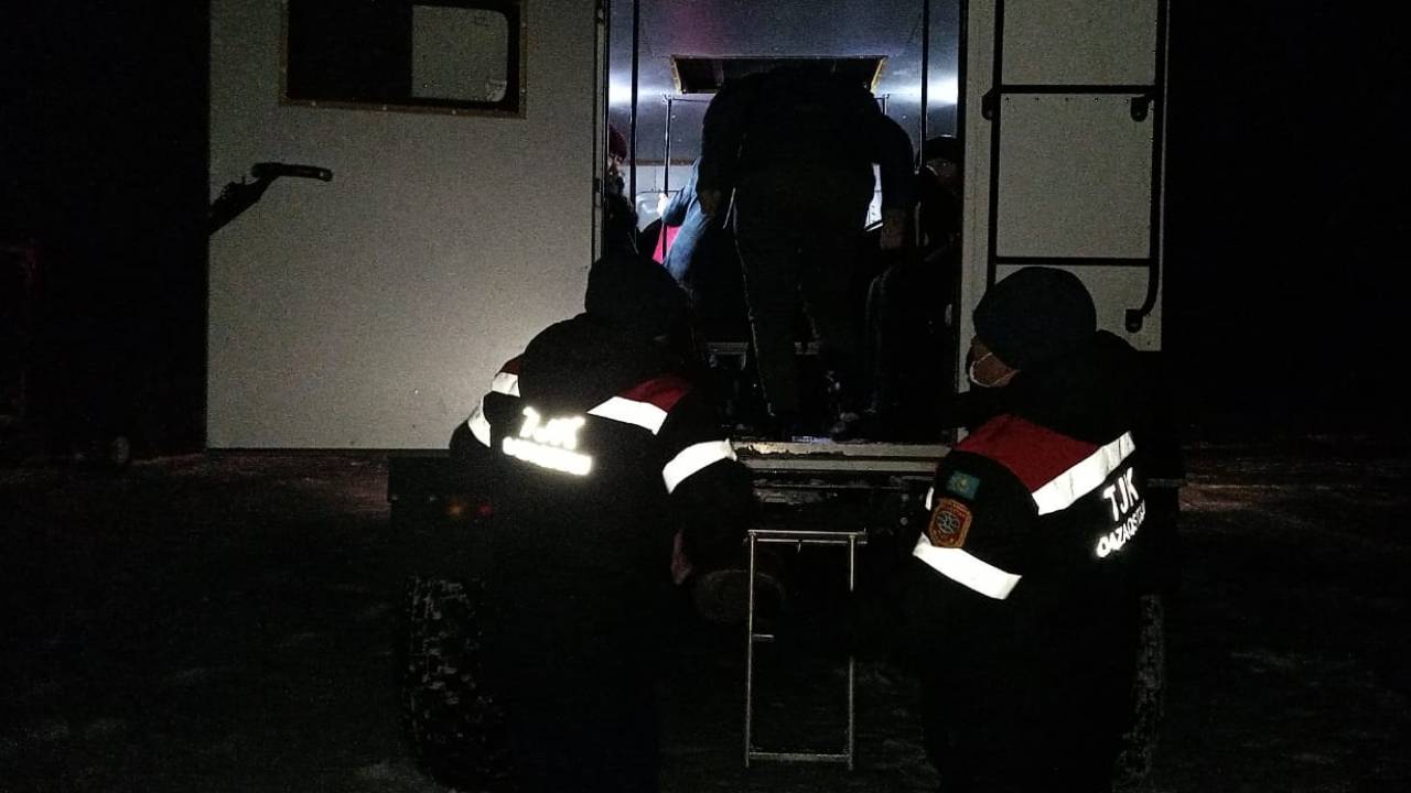 Снежный плен - 55 человек эвакуировали костанайские спасатели с трассы