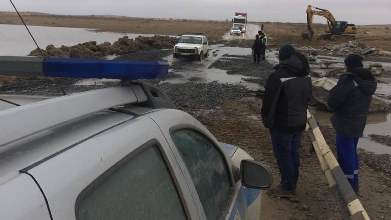 Талая вода снесла мост в Атырауской области