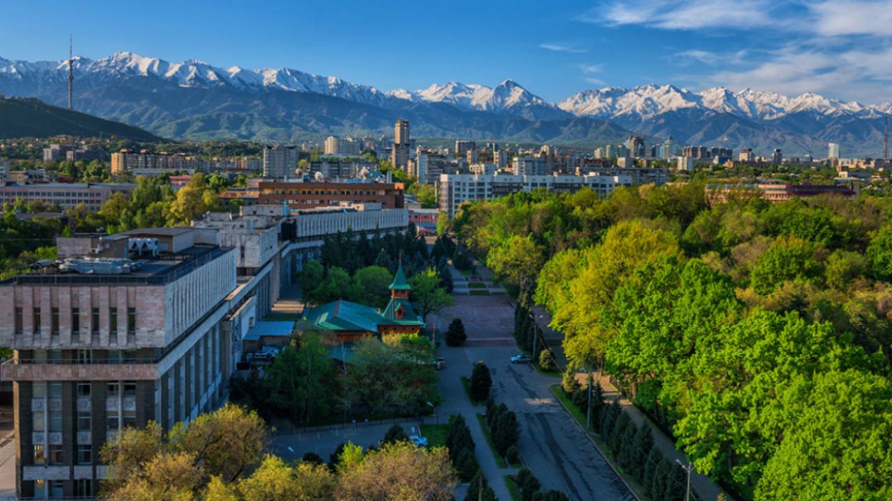 Токаев: Мы обязаны вернуть Алматы репутацию "зеленого" города