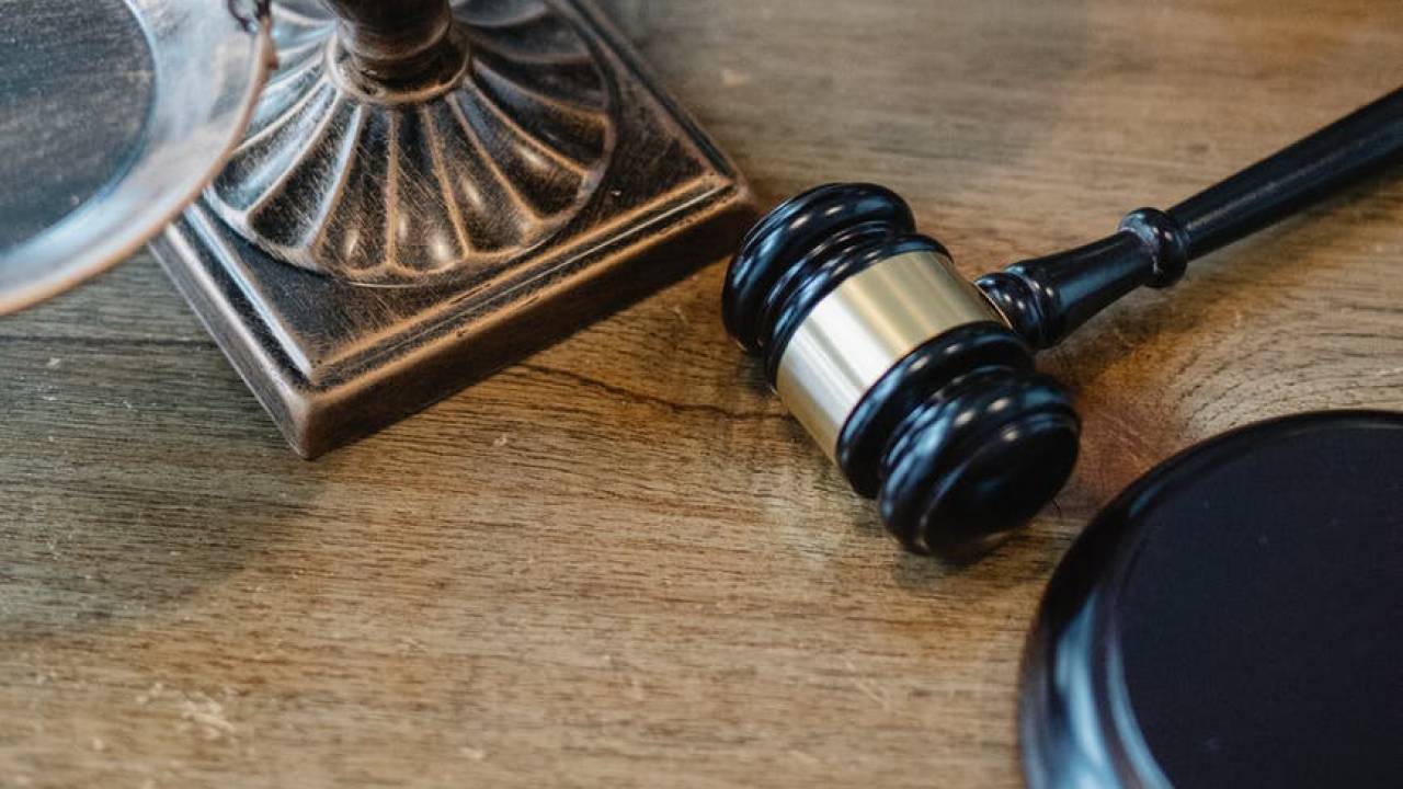 В Актау таможенника осудили на 5 лет за помощь в незаконном провозе ювелирных изделий