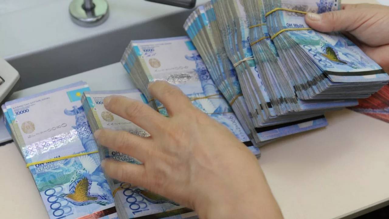 В Казахстане действуют ограничения на снятие предпринимателями денег с банковских счетов