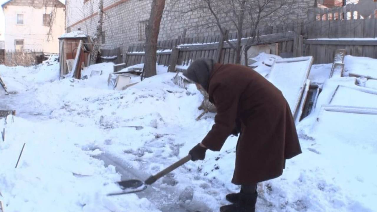 В Павлодаре пенсионерку оштрафовали за неубранный снег. В ДП дали комментарий
