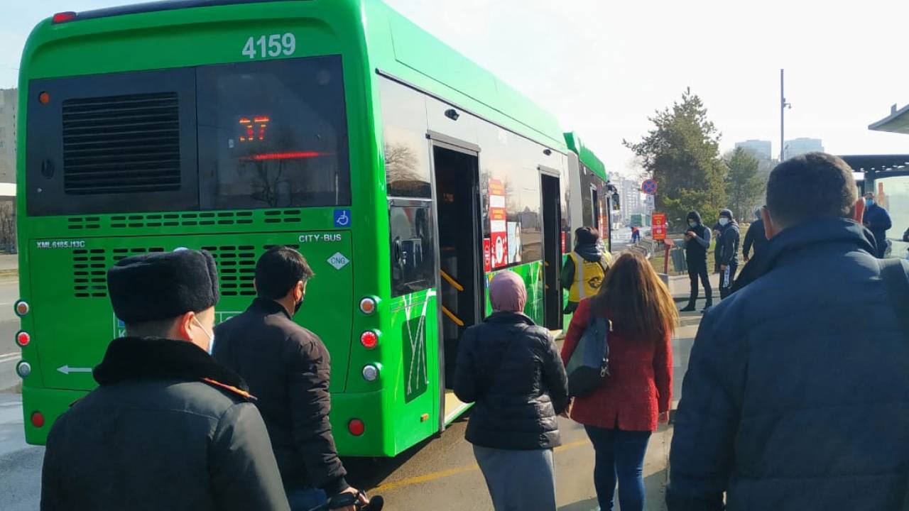 Водителям автобусов в Алматы поручили высаживать пассажиров без масок