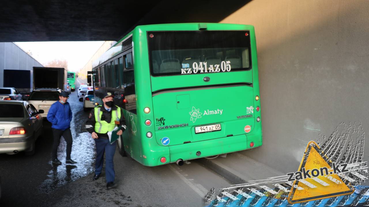 Автобус врезался в эстакаду на Талгарском тракте – есть пострадавшие
