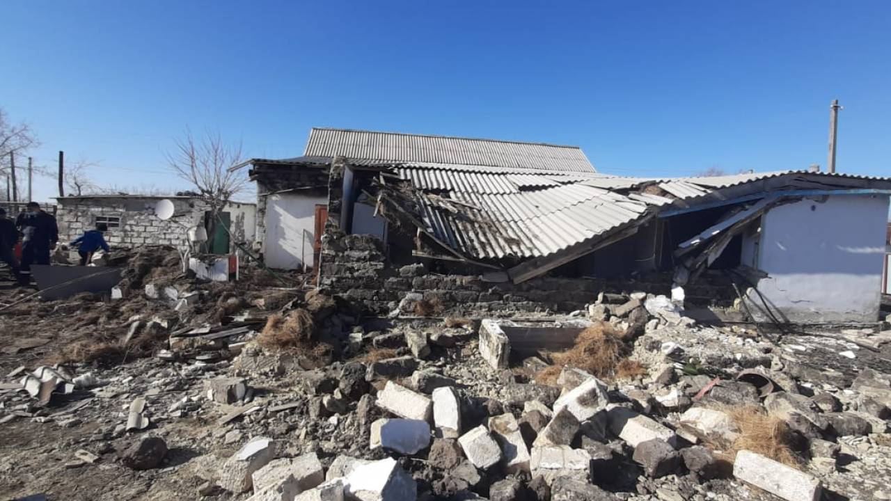Частный дом обрушился из-за взрыва в Актюбинской области: есть пострадавшие