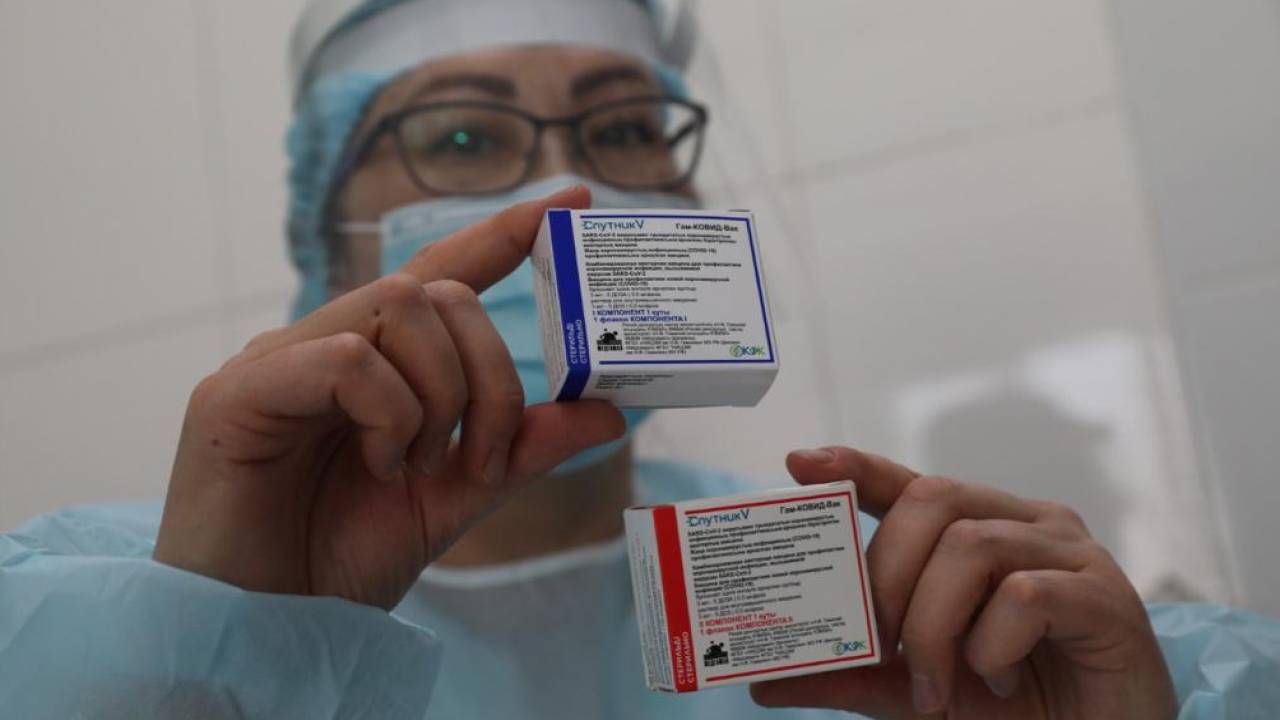 Депутаты маслихата и члены Общественного совета Алматы получили вакцину против COVID-19