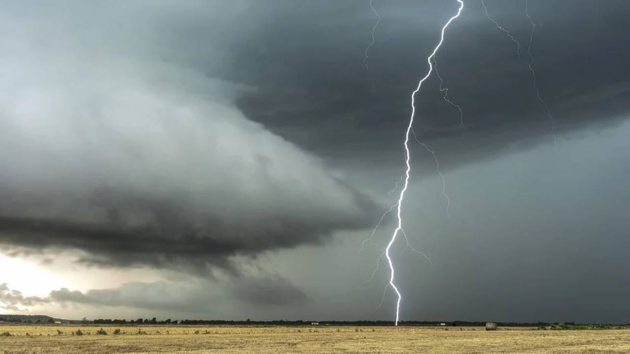Дождь и ветер. В четырех областях Казахстана объявлено штормовое предупреждение 
