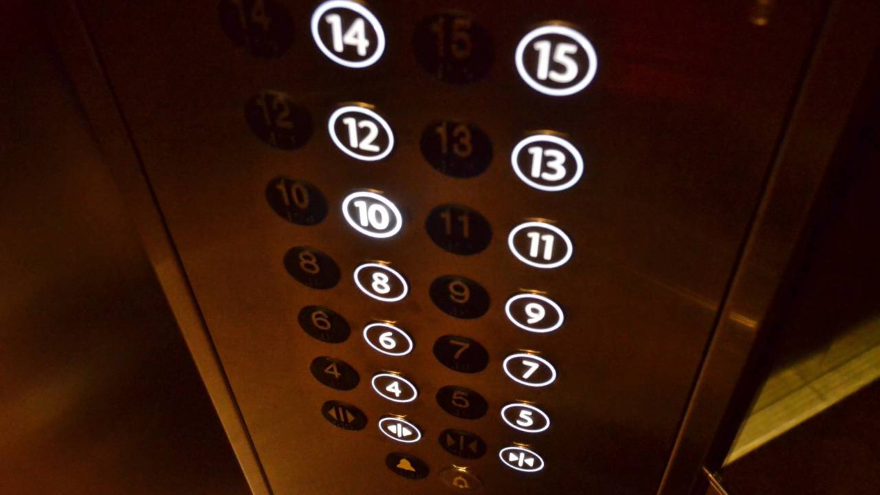 Электрик погиб в лифте в Усть-Каменогорске