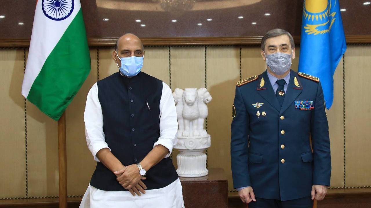 Глава Минобороны Казахстана встретился со своим индийским коллегой