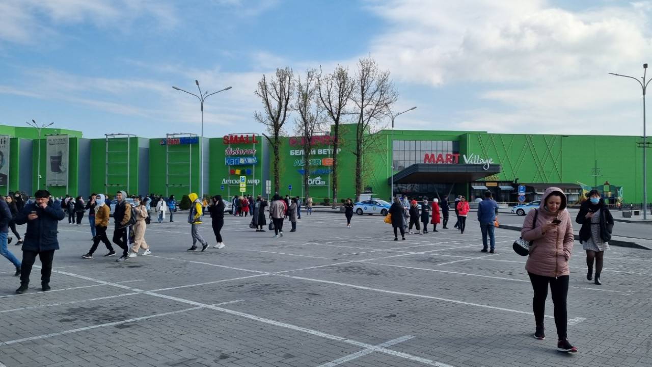 Из ТЦ MART в Алматы экстренно эвакуировали всех людей