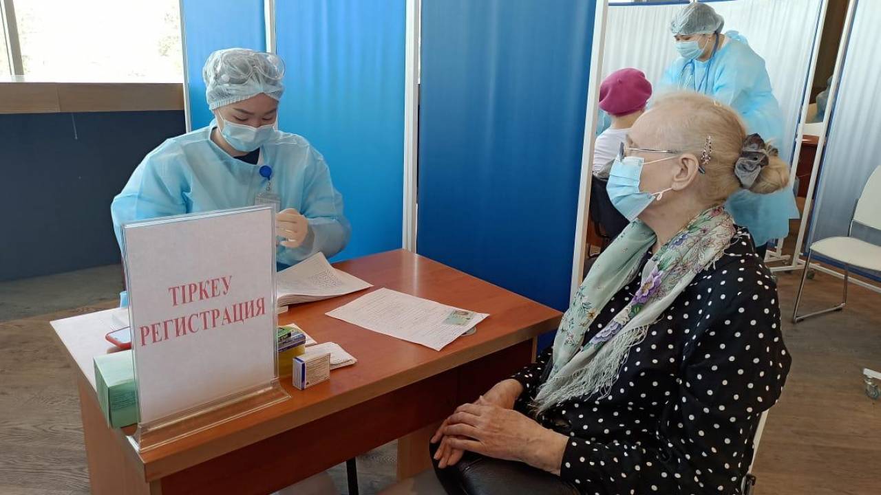 К полудню в прививочном пункте ТРЦ вакцину от коронавируса получили порядка 55 алматинцев