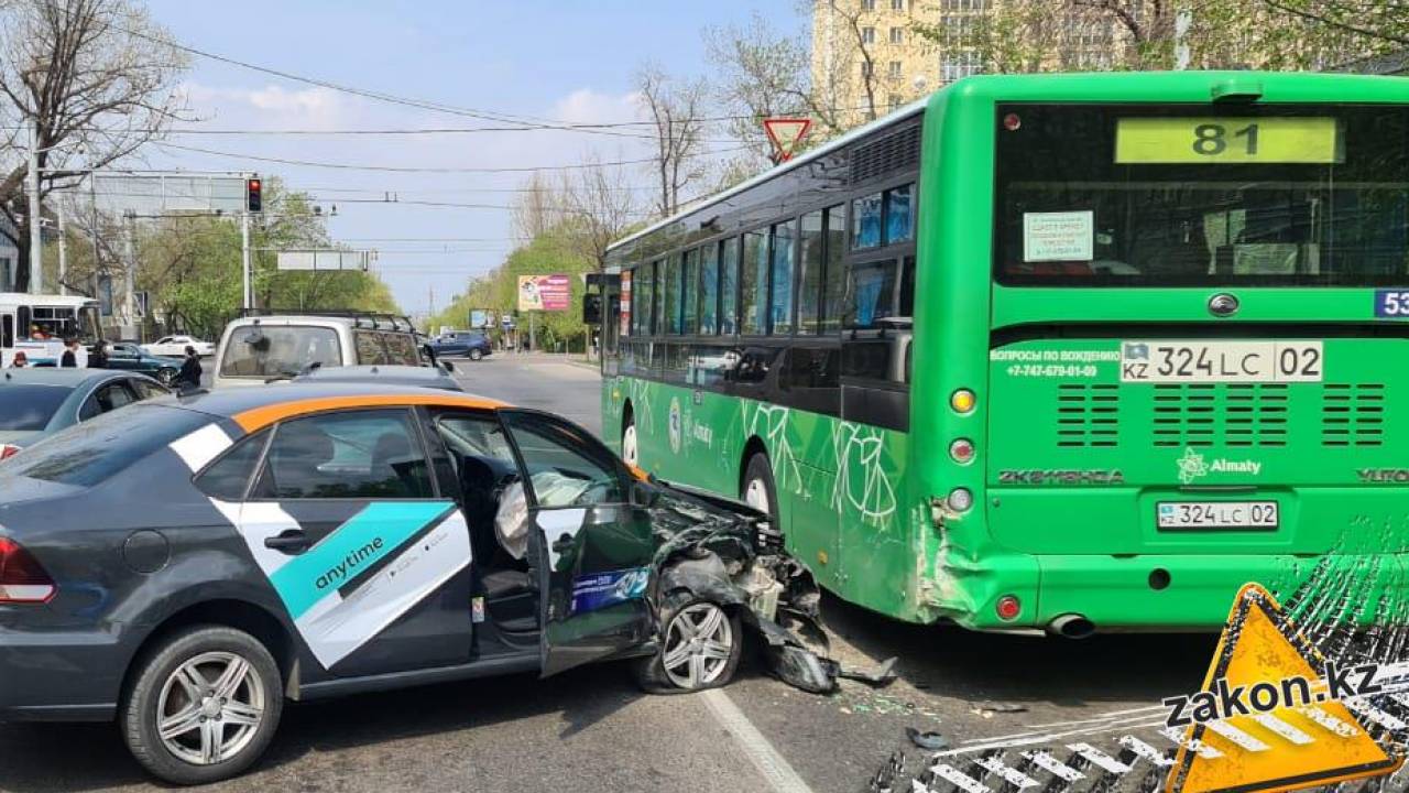 Каршеринг въехал в автобус в Алматы: пострадала семья